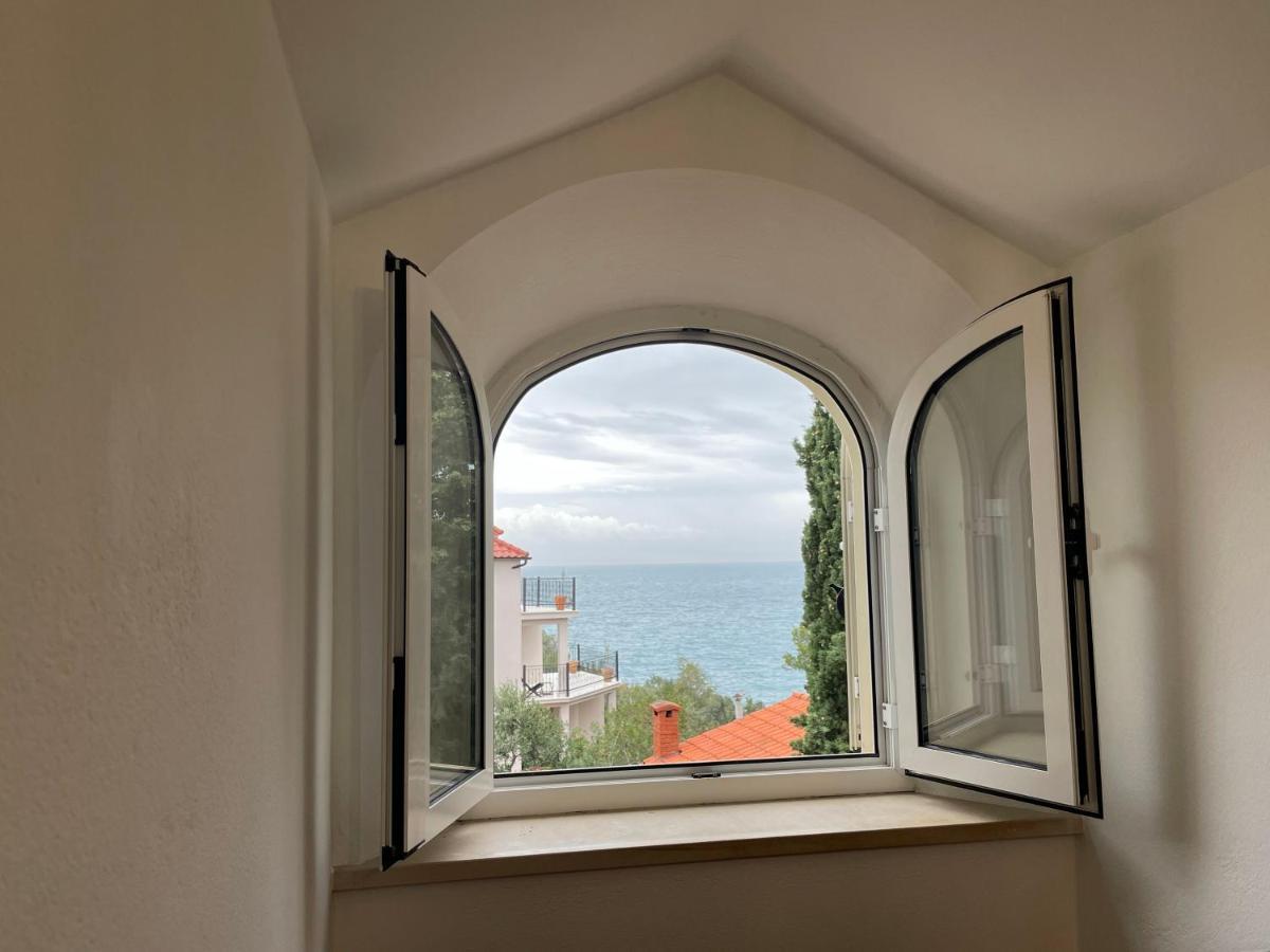 Luxury Seaside Villa With A Classic Mediterranean Olive Garden, A Fully Equipped Professional Kitchen, Pool, Sauna, Padle Boards And Canoe - Miolin Beach House Trogir Exterior foto