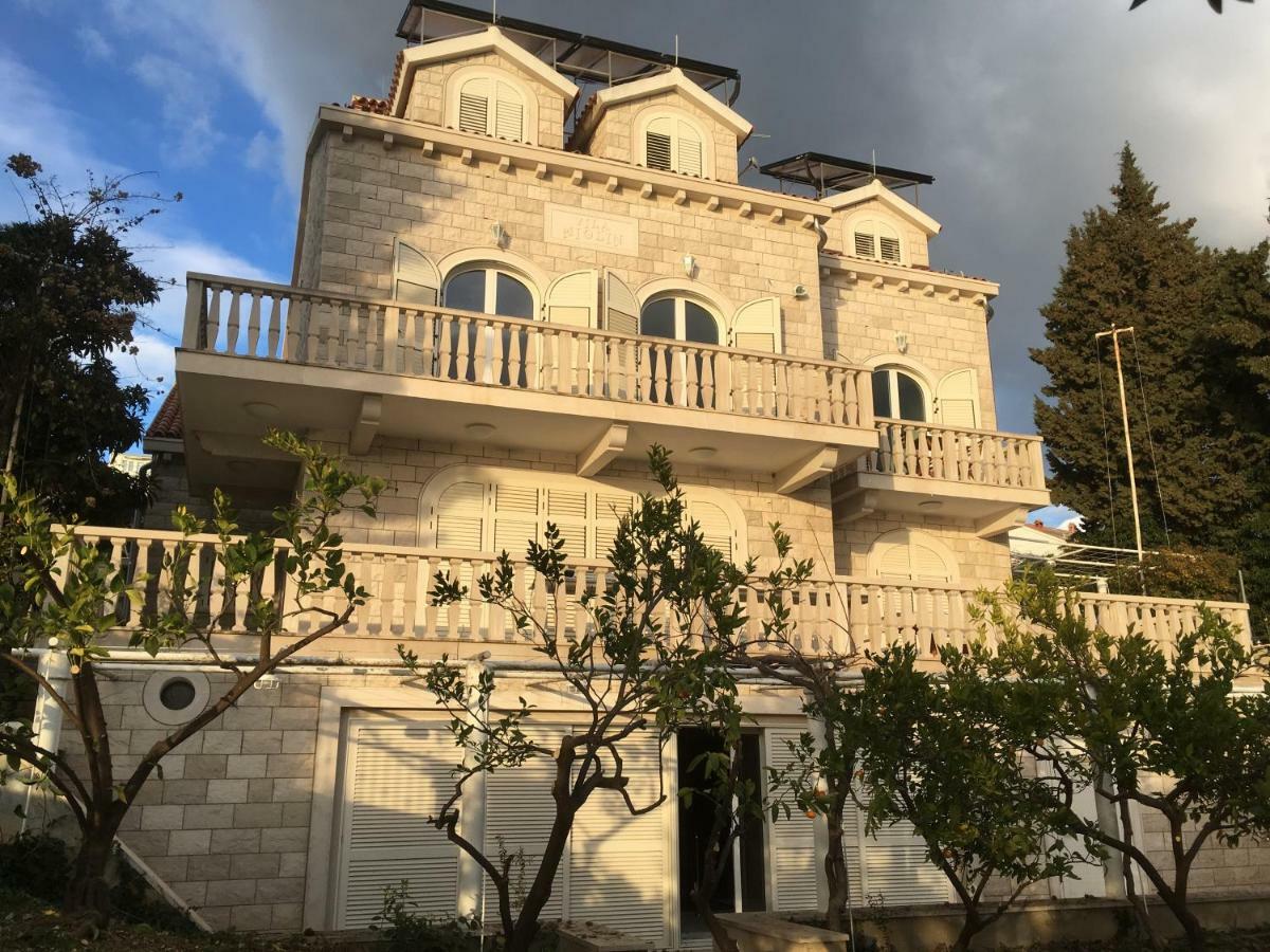 Luxury Seaside Villa With A Classic Mediterranean Olive Garden, A Fully Equipped Professional Kitchen, Pool, Sauna, Padle Boards And Canoe - Miolin Beach House Trogir Exterior foto
